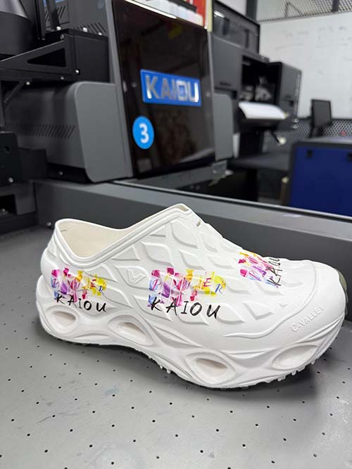 1779958542293280.jpg KAIOU 9060 UV printer for personalized sneaker production.jpg